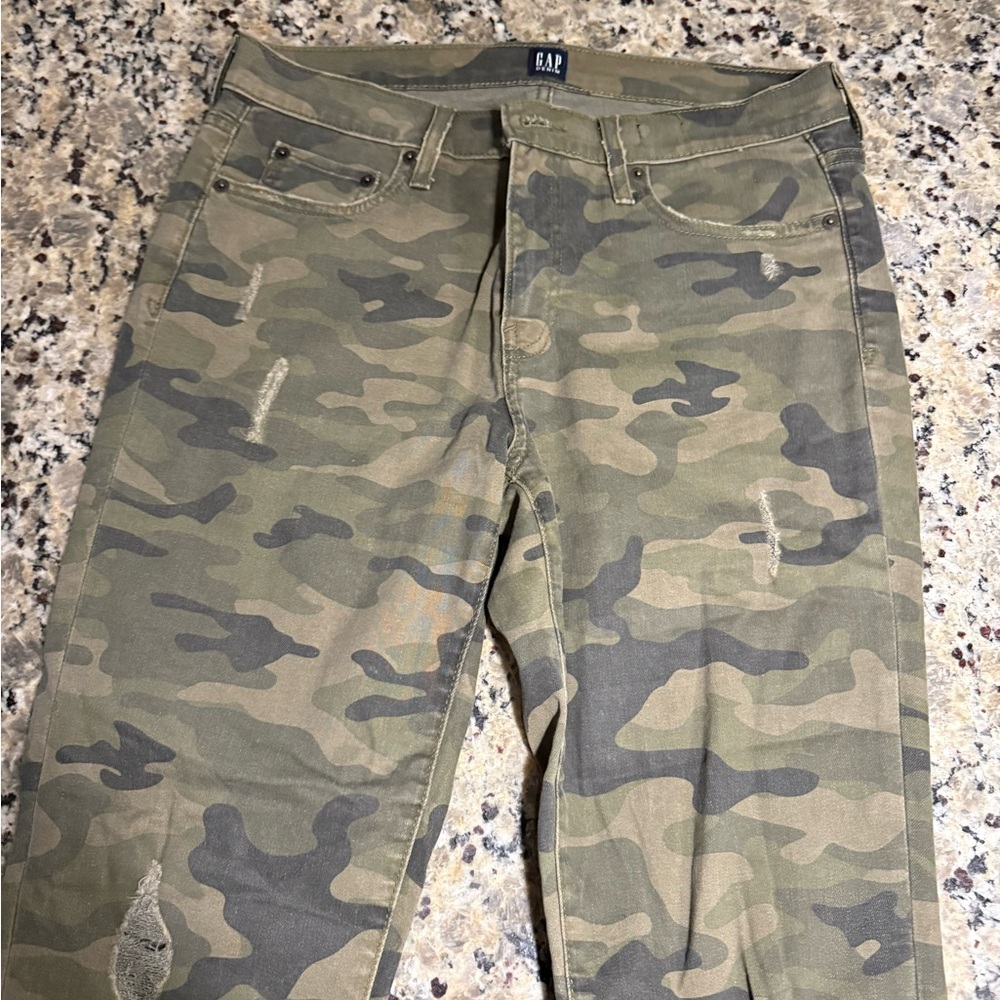 GAP Olive Camouflage Cargo Pants size 28 - best girlfriend jeans